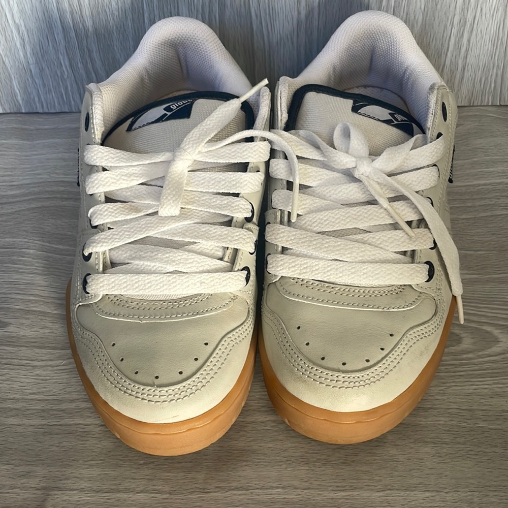 Globe Mojo skater size 6